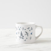 Vögel schlucken in Flugillustrierung Espressotasse (Rechts)