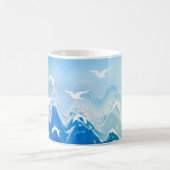 Vögel über den Meereswellen Kaffeetasse (Mittel)