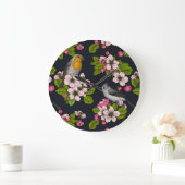 Vögel und Blüten auf schwarz Große Wanduhr (Zuhause)