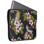 Vögel und Blüten auf schwarz Laptopschutzhülle (Vorne Rechts)
