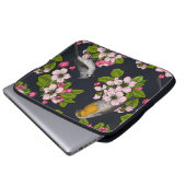 Vögel und Blüten auf schwarz Laptopschutzhülle (Vorne Knopf)