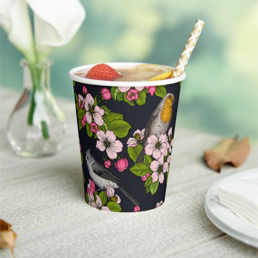 Vögel und Blüten auf schwarz Pappbecher (In Situ)