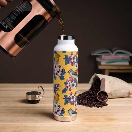 Vögel und Blüten in Gelb Trinkflasche (Kaffee)