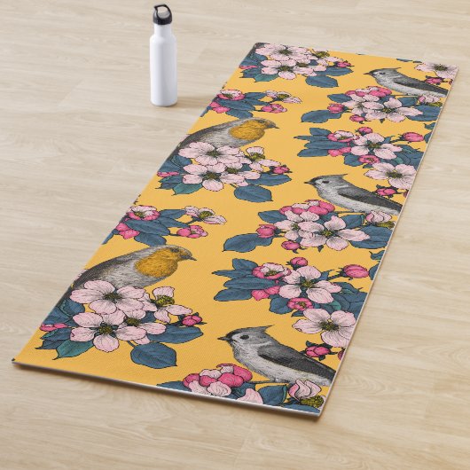 Vögel und Blüten in Gelb Yogamatte (Beispiel)