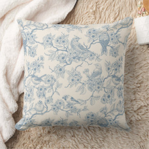 Vögel und Kirschblüten in Blau und Cremeweiß Kissen