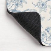 Vögel und Kirschblüten in Blau und Cremeweiß Mousepad (Ecke)