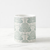 Vögel und Knochen mit gotischer Wiederbelebung Kaffeetasse (Mittel)