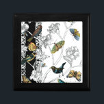 Vögel und Schmetterlinge im schwarz-weißen Hinterg Erinnerungskiste<br><div class="desc">Die Künstlerin Chariklia Zarris ist ein talentierter Maler und Designer. Sie malt gerne Vögel und wilde Tiere,  und dieses Bild ist keine Ausnahme. Die lebhaften Farben von Vögeln und Schmetterlingen werden durch die schwarz-weißen Zweige im Hintergrund hervorgehoben.</div>
