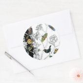 Vögel und Schmetterlinge im schwarz-weißen Hinterg Runder Aufkleber (Umschlag)