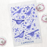 Vögel und Wildblumen Wasserfarbe Personalisiert Geschirrtuch<br><div class="desc">Moderne und zeitgenössische Aquarellvögel und wild lebende Blume in Perkellblau auf weißem Hintergrund. Originelle Kunst von Nic Squirrell. Ändern Sie den Namen,  um ihn zu personalisieren.</div>