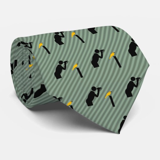 Vogelbeobachter mit Binokularen und Gelbvögeln auf Krawatte (Gerollt)