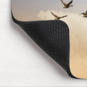 Vogelgrippe im Flug Mousepad (Ecke)