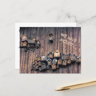 Vogelhaus an einer Holzmauer, Spaß, den wir bewegt Postkarte