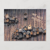 Vogelhaus an einer Holzmauer, Spaß, den wir bewegt Postkarte (Vorderseite)