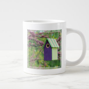 Vogelhaus auf einem Redbud-Baum Jumbo-Tasse
