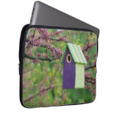 Vogelhaus auf einem Redbud-Baum Laptopschutzhülle (Vorne Rechts)