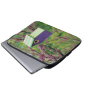 Vogelhaus auf einem Redbud-Baum Laptopschutzhülle (Vorne Knopf)