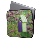 Vogelhaus auf einem Redbud-Baum Laptopschutzhülle (Vorderseite Links)