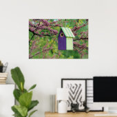 Vogelhaus auf einem Redbud Baum Poster (Heimbüro)