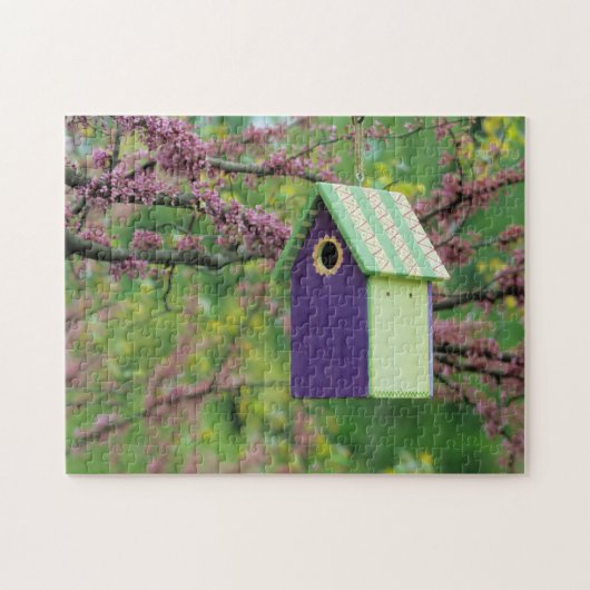 Vogelhaus auf einem Redbud-Baum Puzzle (Horizontal)