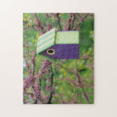 Vogelhaus auf einem Redbud-Baum Puzzle (Vertikal)