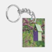 Vogelhaus auf einem Redbud-Baum Schlüsselanhänger (Vorderseite links)