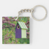 Vogelhaus auf einem Redbud-Baum Schlüsselanhänger (Rückseite)