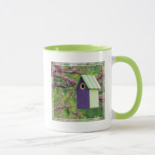 Vogelhaus auf einem Rotknospenbaum Tasse