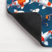 Vogelperspektive auf einen farbenfrohen Koi-Fischt Mousepad (Ecke)