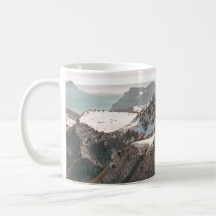 VOGELPERSPEKTIVE AUF SCHNEEBEDECKTEN BERG UNTER KL KAFFEETASSE