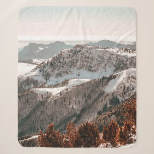 VOGELPERSPEKTIVE AUF SCHNEEBEDECKTEN BERG UNTER KL SHERPADECKE
