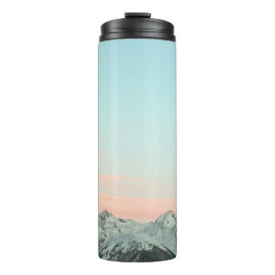 VOGELPERSPEKTIVE DER BERGSPITZEN UNTER BLAUEM HIMM THERMOSBECHER