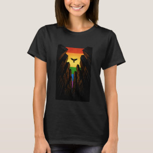 Vogels der Befreiung über abstrakten Türmen LGBTQ T-Shirt