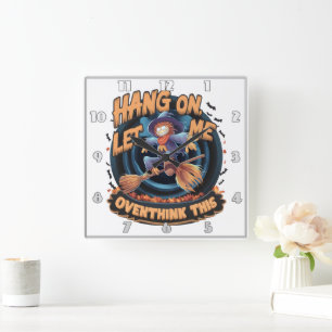 Vogelscheuche, die nachts auf einem Besen fliegt Quadratische Wanduhr