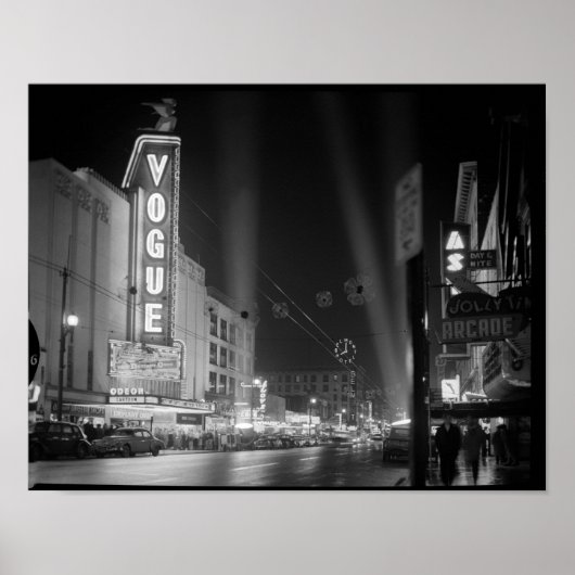 Vogue Theater am Abend mit Scheinwerfern, Vancouve Poster (Vorne)