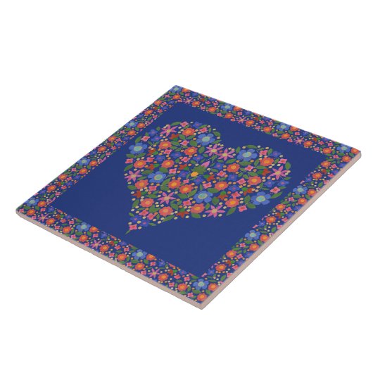 Volkskunst-Blumenherz auf königliches Fliese (Seite)