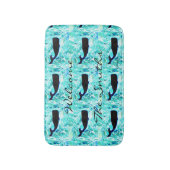 Volkskunst schwarze Wale auf blauem Thunder_Cove Badematte (Vorderseite Vertikal)