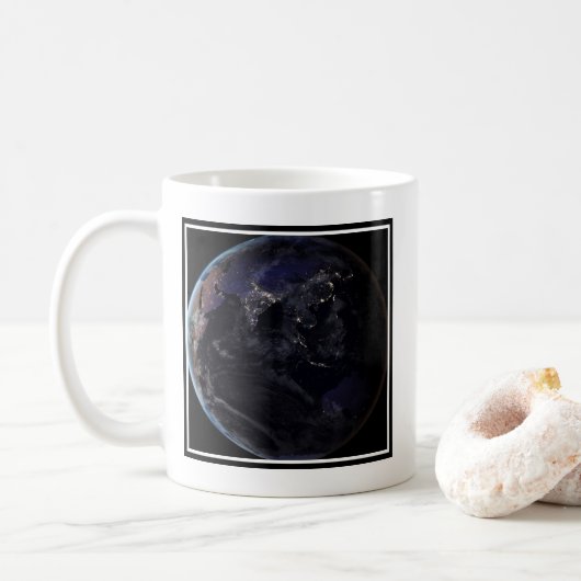 Voller Erde, die die Lichter Asiens in der Nacht z Kaffeetasse (Mit Donut)