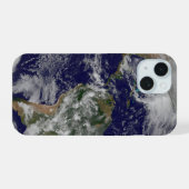 Voller Erde mit einem mächtigen Wintersturm. iPhone 15 Hülle (Rückseite (Horizontal))