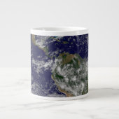 Voller Erde mit einem mächtigen Wintersturm. Jumbo-Tasse (Vorderseite)