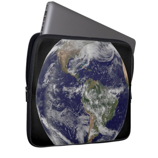 Voller Erde mit einem mächtigen Wintersturm. Laptopschutzhülle (Vorne Rechts)