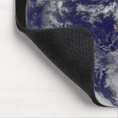 Voller Erde mit einem mächtigen Wintersturm. Mousepad (Ecke)