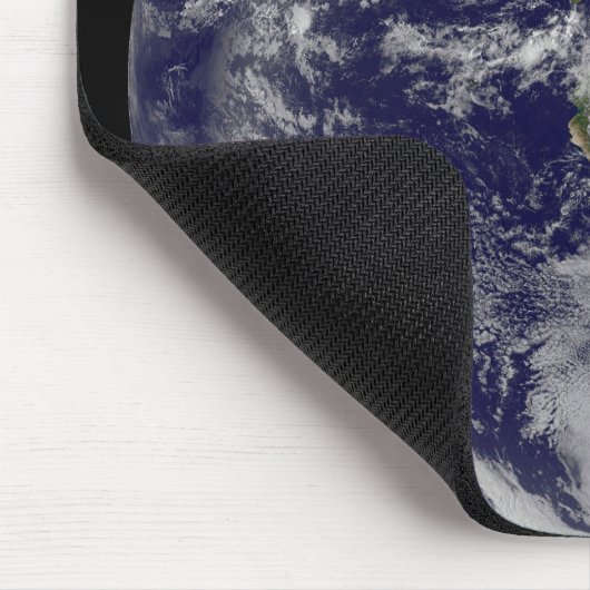 Voller Erde mit einem mächtigen Wintersturm. Mousepad (Ecke)