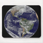 Voller Erde mit einem mächtigen Wintersturm. Mousepad (Vorne)