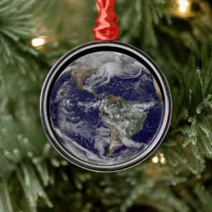 Voller Erde mit einem mächtigen Wintersturm. Ornament Aus Metall