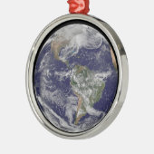 Voller Erde mit einem mächtigen Wintersturm. Ornament Aus Metall (Links)