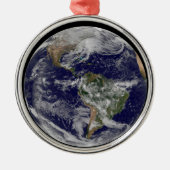 Voller Erde mit einem mächtigen Wintersturm. Ornament Aus Metall (Vorne)