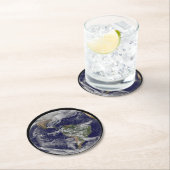 Voller Erde mit einem mächtigen Wintersturm. Runder Pappuntersetzer (Vor Ort)