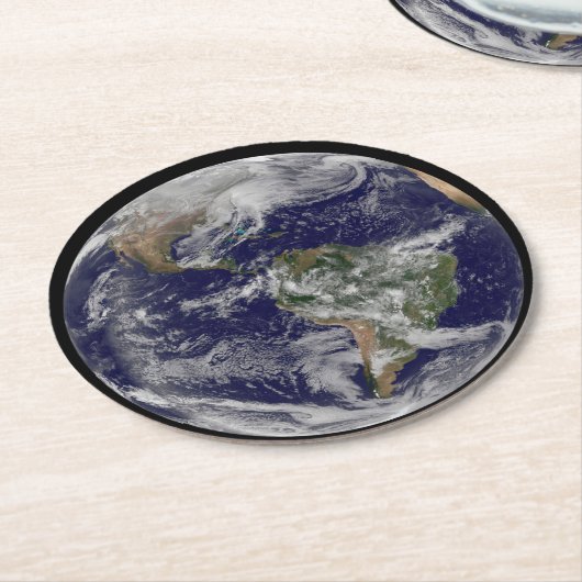 Voller Erde mit einem mächtigen Wintersturm. Runder Pappuntersetzer (Angewinkelt)