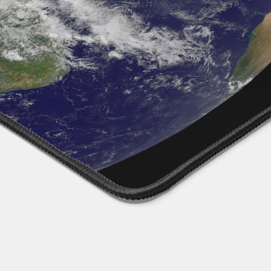 Voller Erde mit einem mächtigen Wintersturm. Schreibtischunterlage (Ecke)